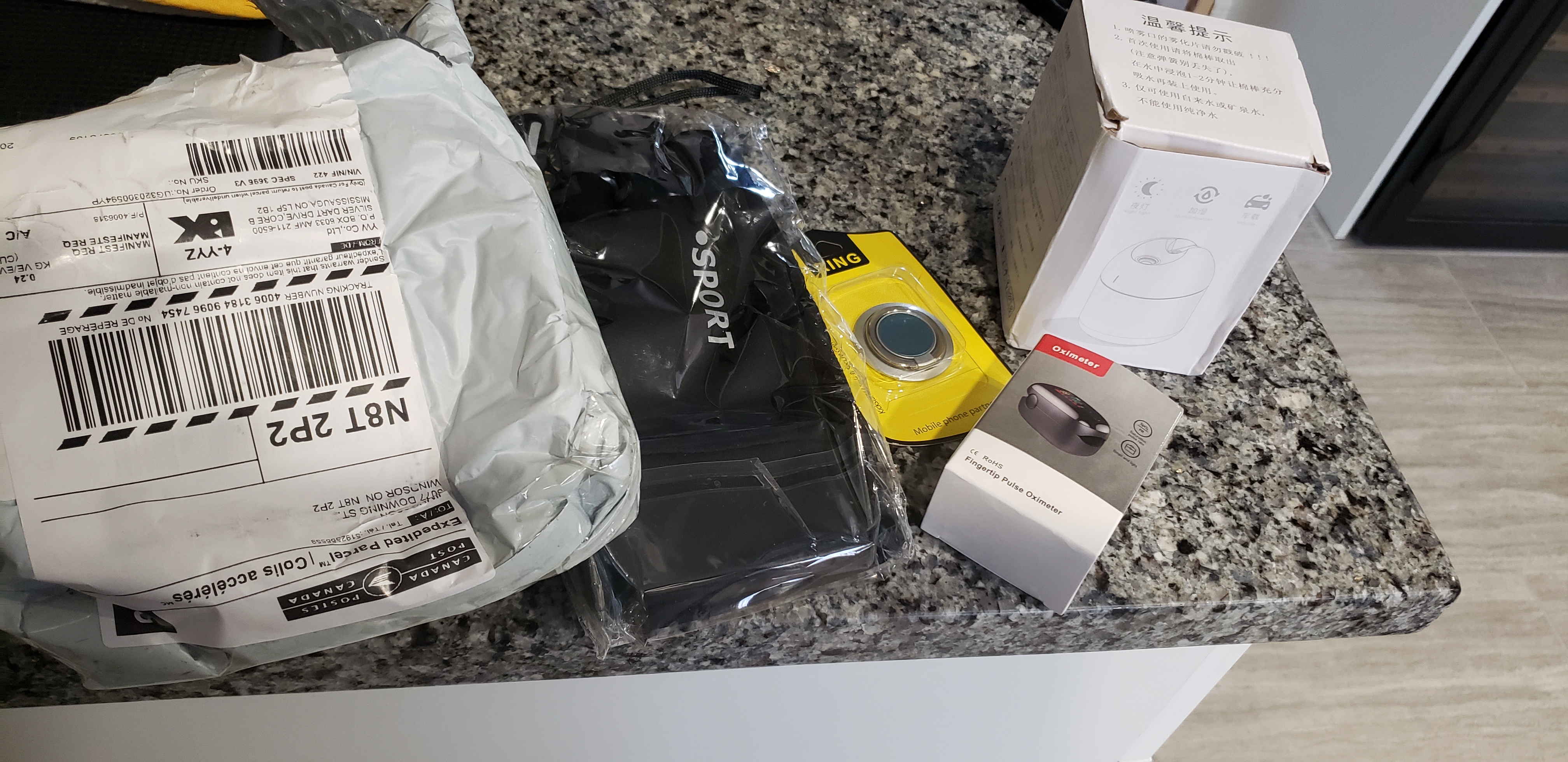 What's inside of a $925 ELECTRONICS  Customer Returns Mystery Box 