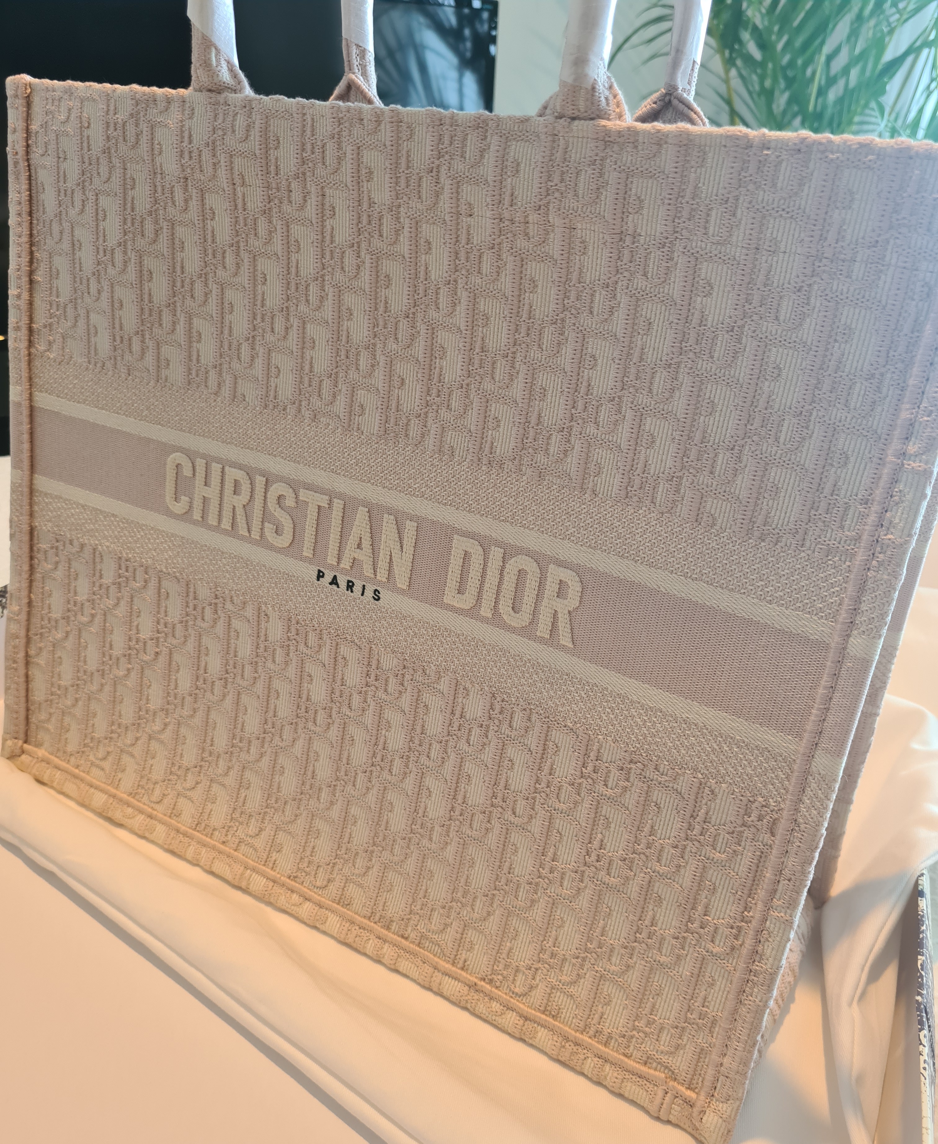 Hi guys, im completely new to the replica bags, and reddit as well. Have  seen some good bags in dhgate. I want to buy a very good replica of dior  book tote